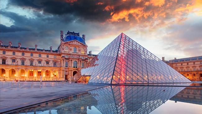 pyramide at the louvre museum in Paris